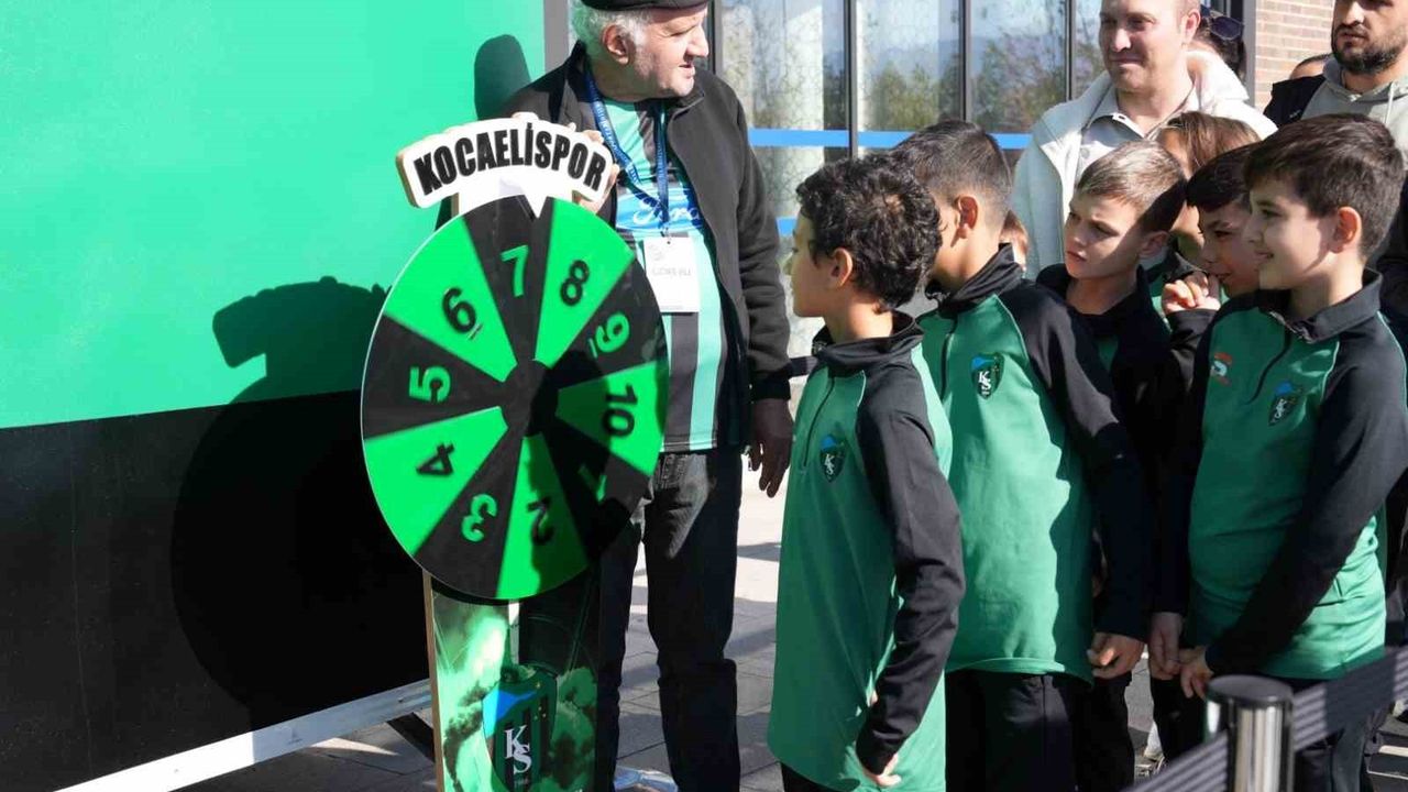 Dan Agyei, Galatasaray maçının golünü attıktan sonra Kocaeli Spor Tarihi Sempozyumu'nda taraftarlarla buluştu