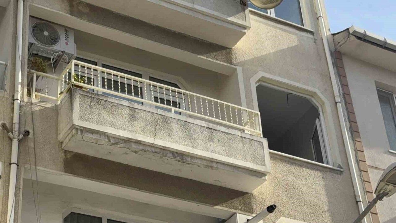 Darıca’da kolonlarında çatlak tespit edilen 5 katlı bina mühürlendi ve tahliye edildi