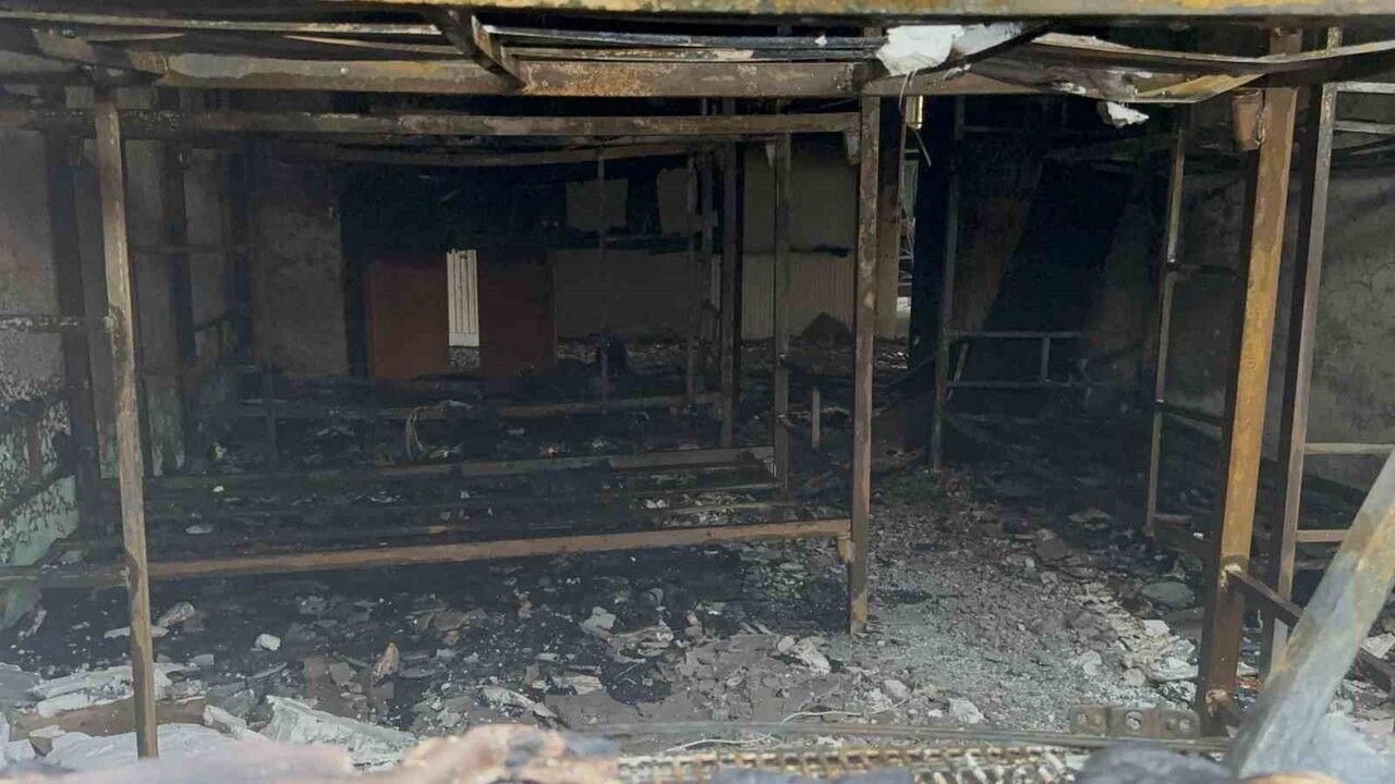 Darıca'da şüpheli bıçak çekip giriş katını ateşe verdi: İşçiler çarşafla pencereden indi, 4 kişi dumandan etkilendi