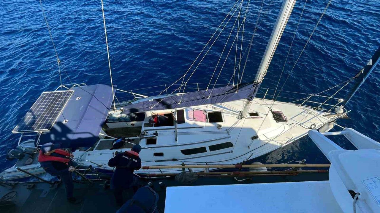 Datça açıklarında yelkenli teknede 22 düzensiz göçmen ve bir şüpheli yakalandı