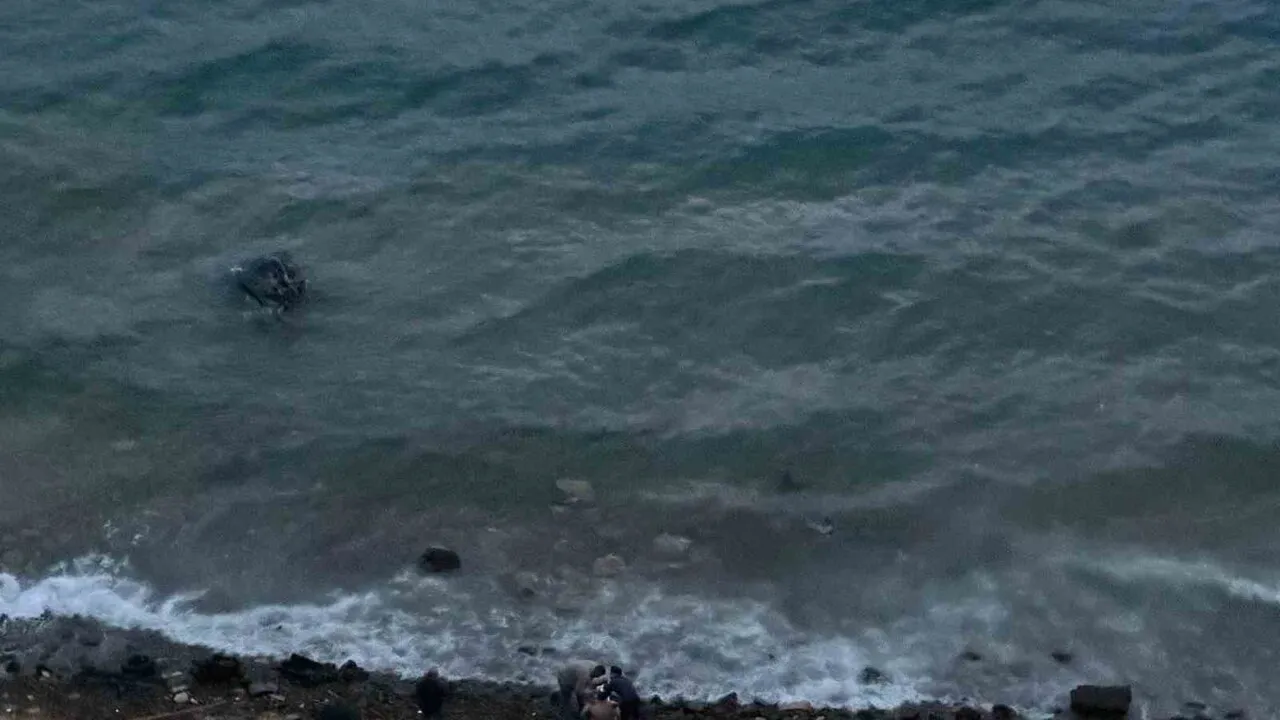 Datça Aktur Yolunda Virajı Alamayan Araç Denize Uçtu: 1 Yaralı