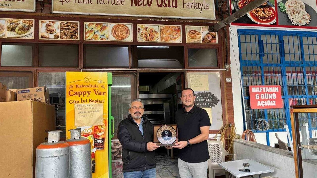 Datça Devlet Hastanesi’ne hayırsever esnaftan çok sayıda kanepe bağışı