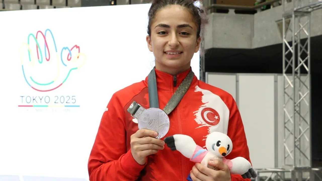 Deaflympics 2025'te Türkiye'nin İlk Madalyası: Buse Tıraş Judo'da Gümüşe Uzandı