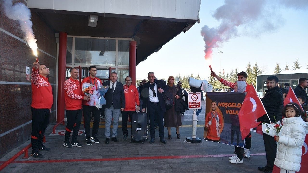 DEAFLYMPICS’te çift madalya kazanan Volkan Kardeşler memleketinde çiçeklerle karşılandı