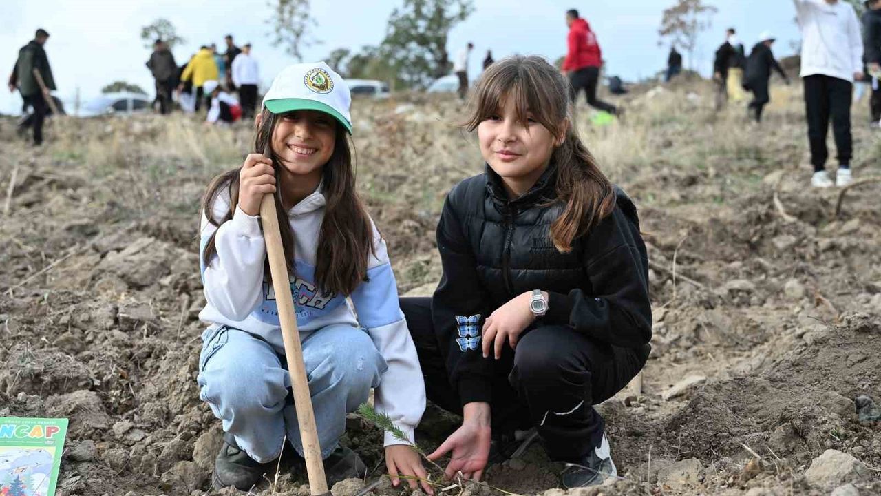Demirci'de 11 Kasım Milli Ağaçlandırma Günü'nde 2 bin fidan dikildi