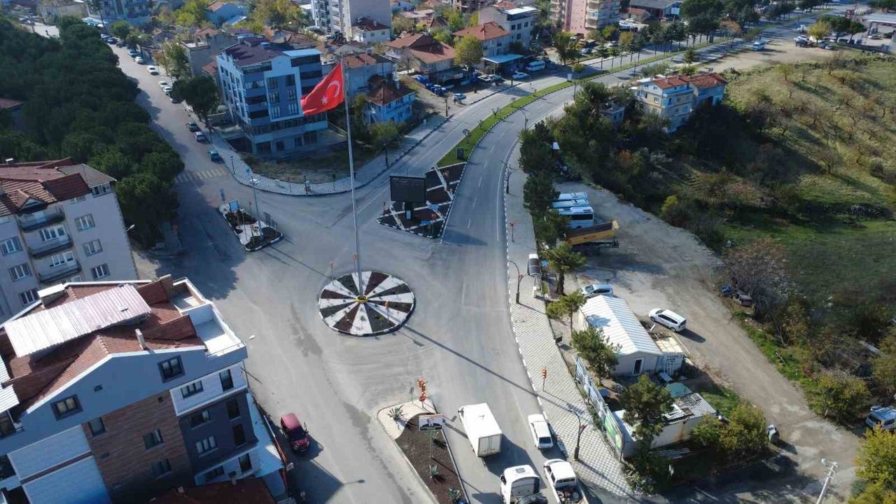 Demirci'de 20 km yolda 3 katmanlı sıcak asfalt çalışması başladı