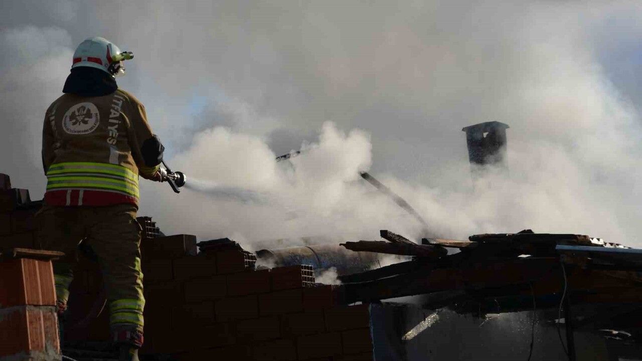 Demirci'de çıkan yangında Güveli Mahallesi'ndeki bir ev kullanılamaz hale geldi
