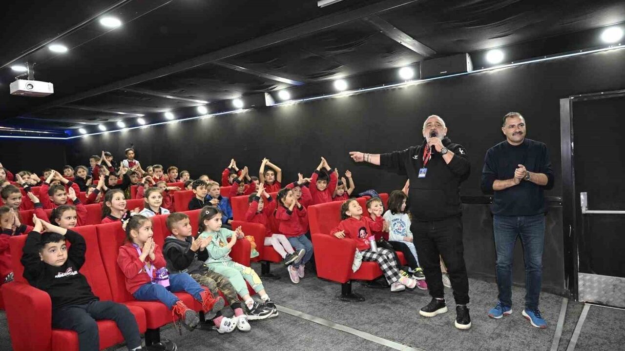 Demirci’de Gezen Sinema Tırı 4 bin öğrenciye sinema ve sahne keyfi sundu