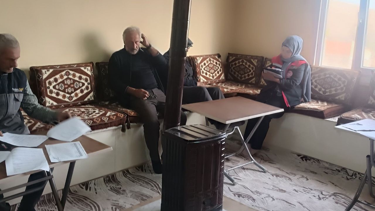 Demirözü’nde Yetiştiricilere 'Buzağı Kayıplarının Önlenmesi ve Üreme Verimliliğinin Artırılması' Eğitimi Verildi