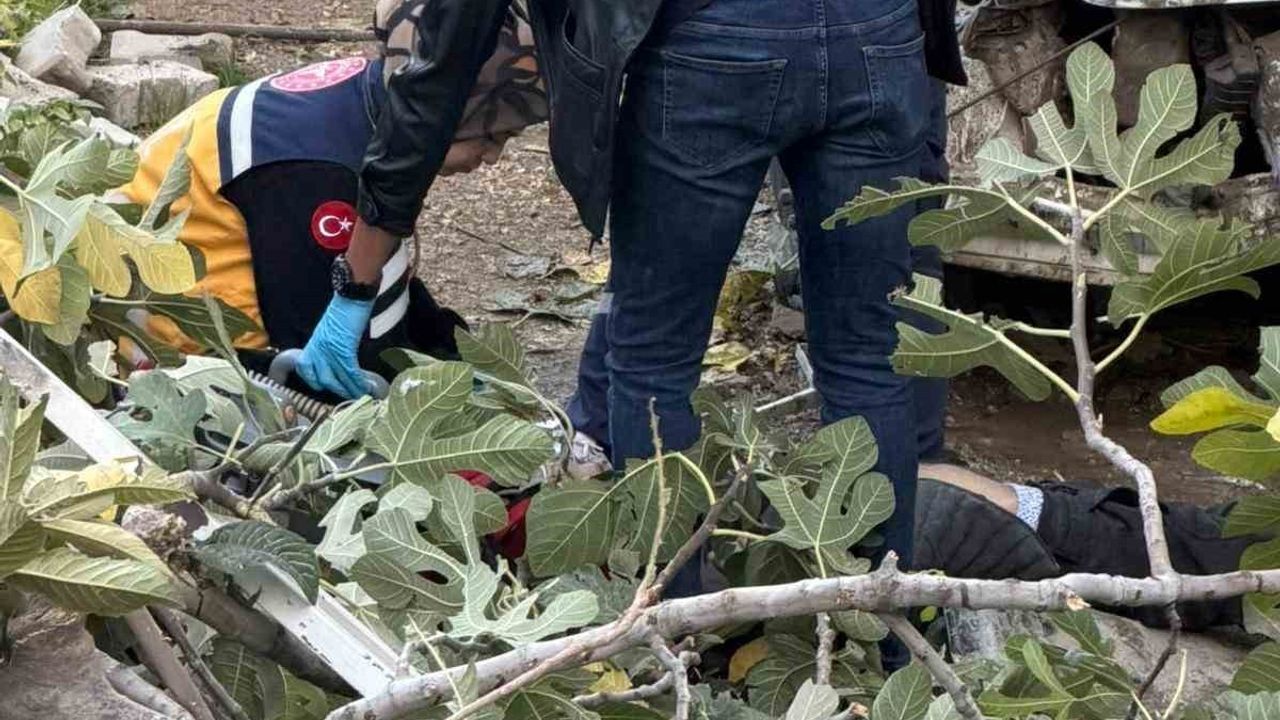 Denizli Buldan'da kamyonet evin bahçesine girdi: 1 ölü, 3 yaralı