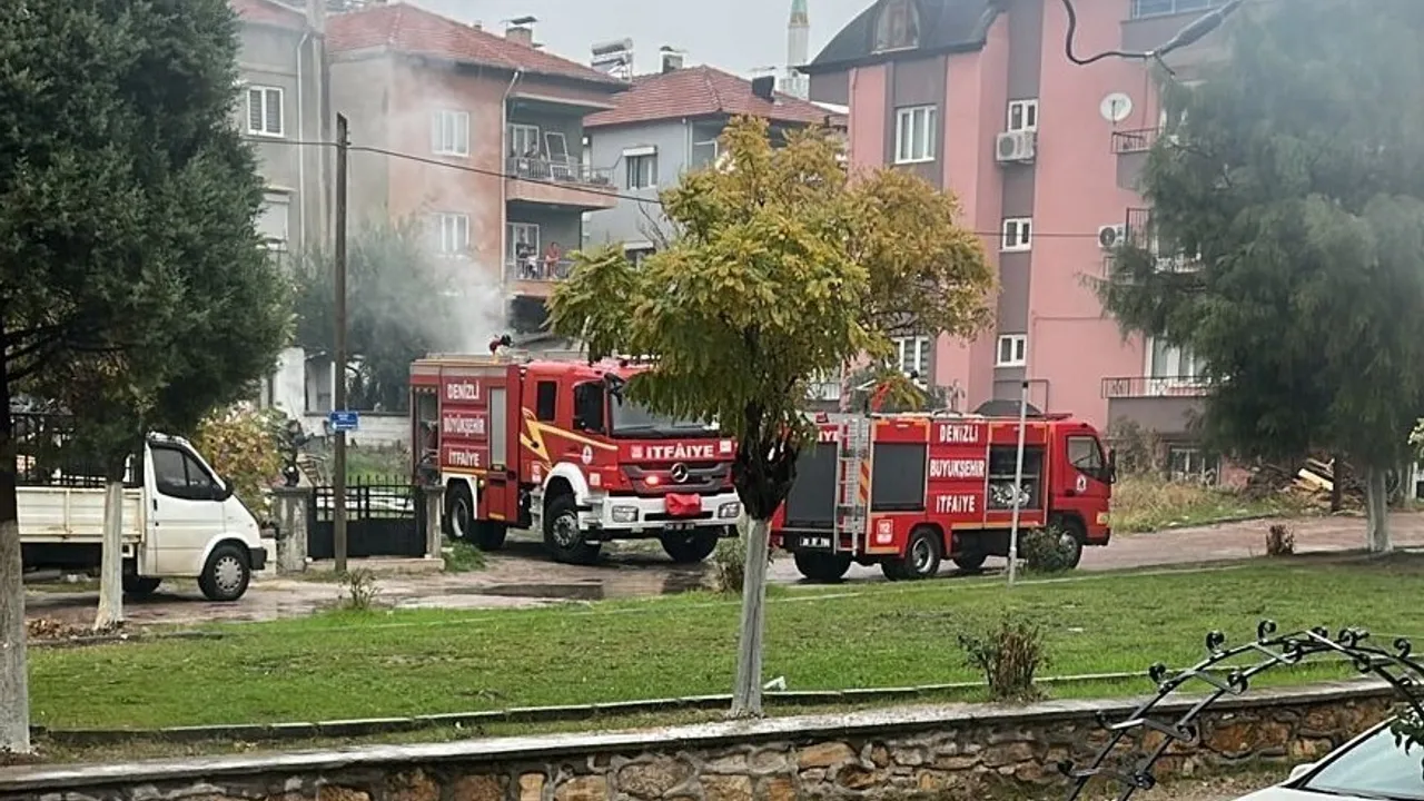 Denizli Buldan'da park halindeki minibüs yangında kullanılamaz hale geldi
