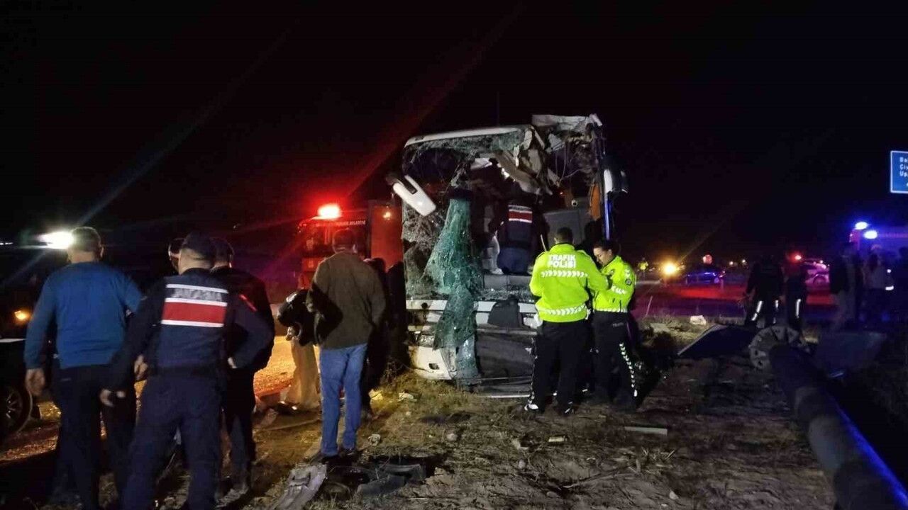 Denizli Çal'da minibüs ile şehirlerarası yolcu otobüsü çarpıştı: 10 yaralı