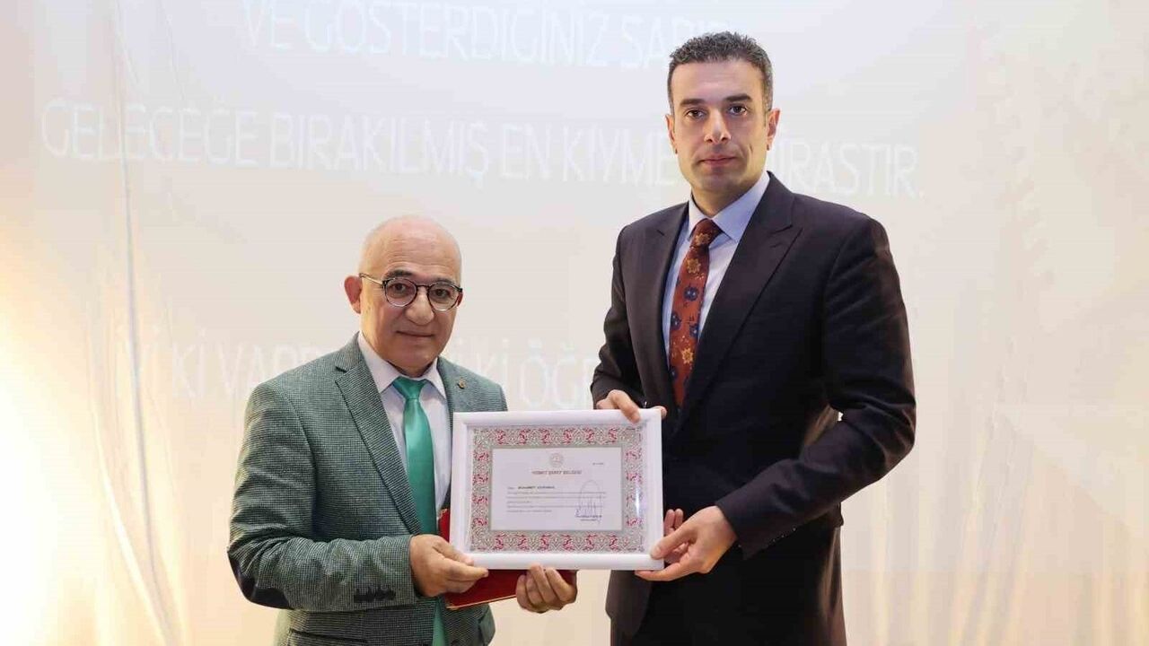 Denizli'de 31 yıllık öğretmen Muhammet Kahraman 'Üstün Şeref' belgesiyle onurlandırıldı