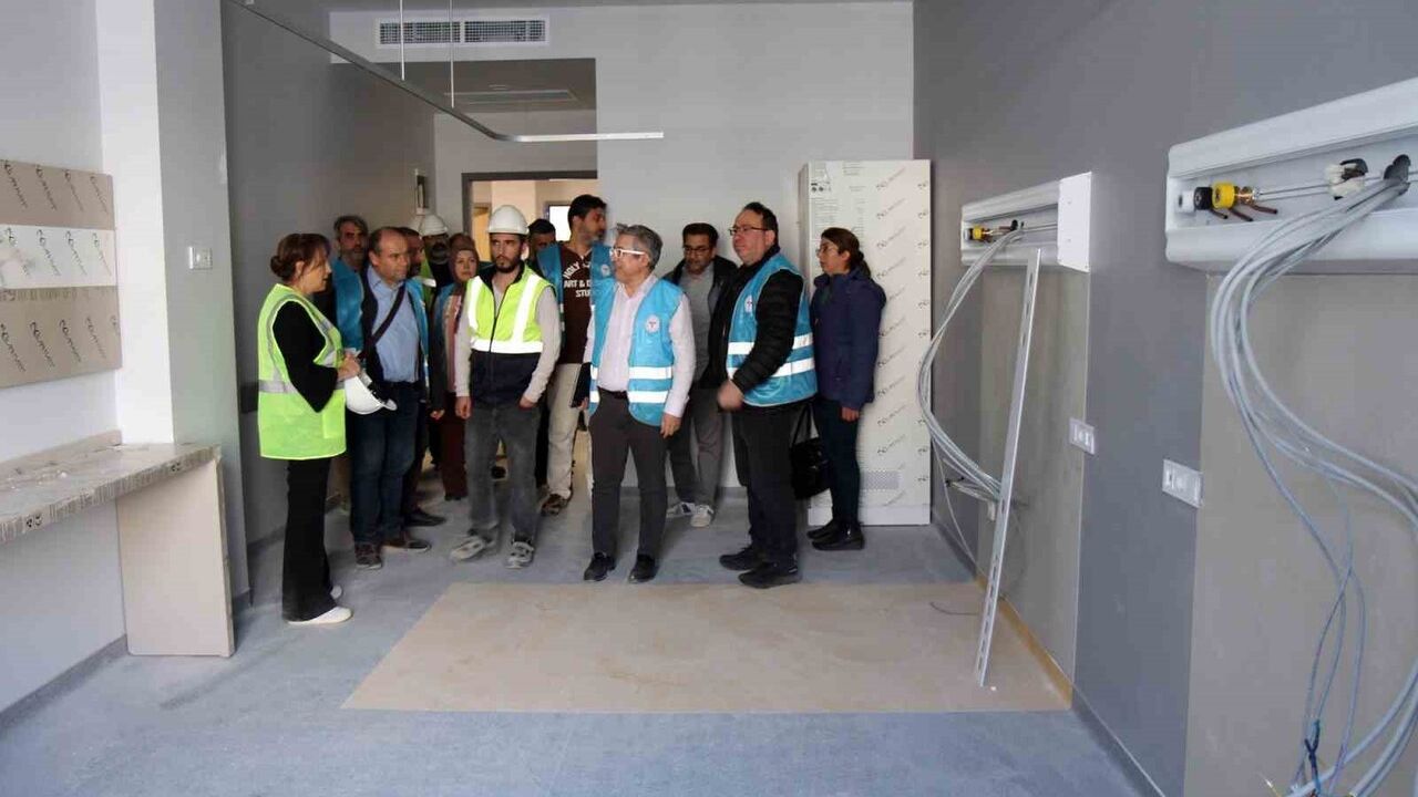 Denizli'de 500 yataklı Acil Durum Hastanesine taşınma hazırlıkları yerinde incelendi