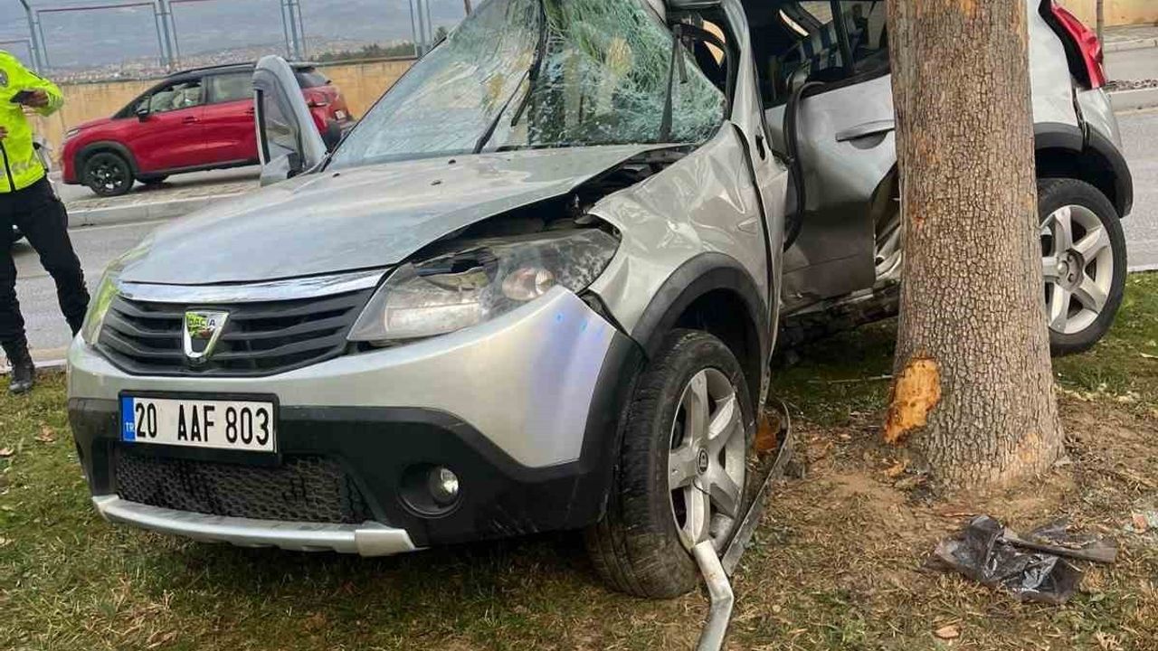 Denizli'de ağaca çarpan otomobildeki 21 yaşındaki kadın yaşamını yitirdi