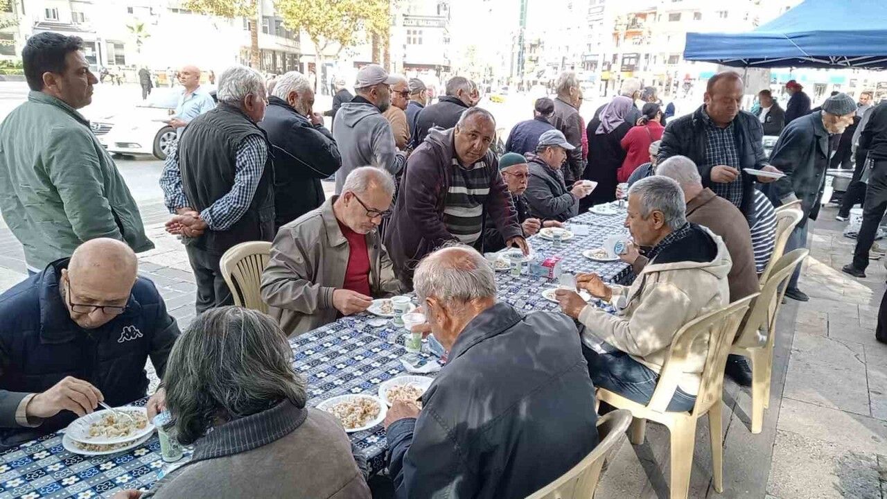 Denizli'de geciken yağışlar nedeniyle camilerde yağmur duası ve meydanda pilav hayrı