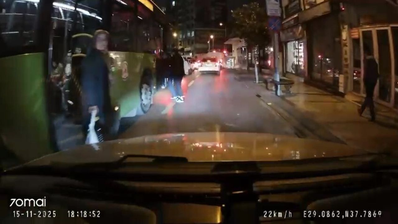 Denizli'de halk otobüsünün durağa yanaşmadan orta şeritte yolcu indirmesi, sürücünün dikkatiyle kazaya dönüşmedi