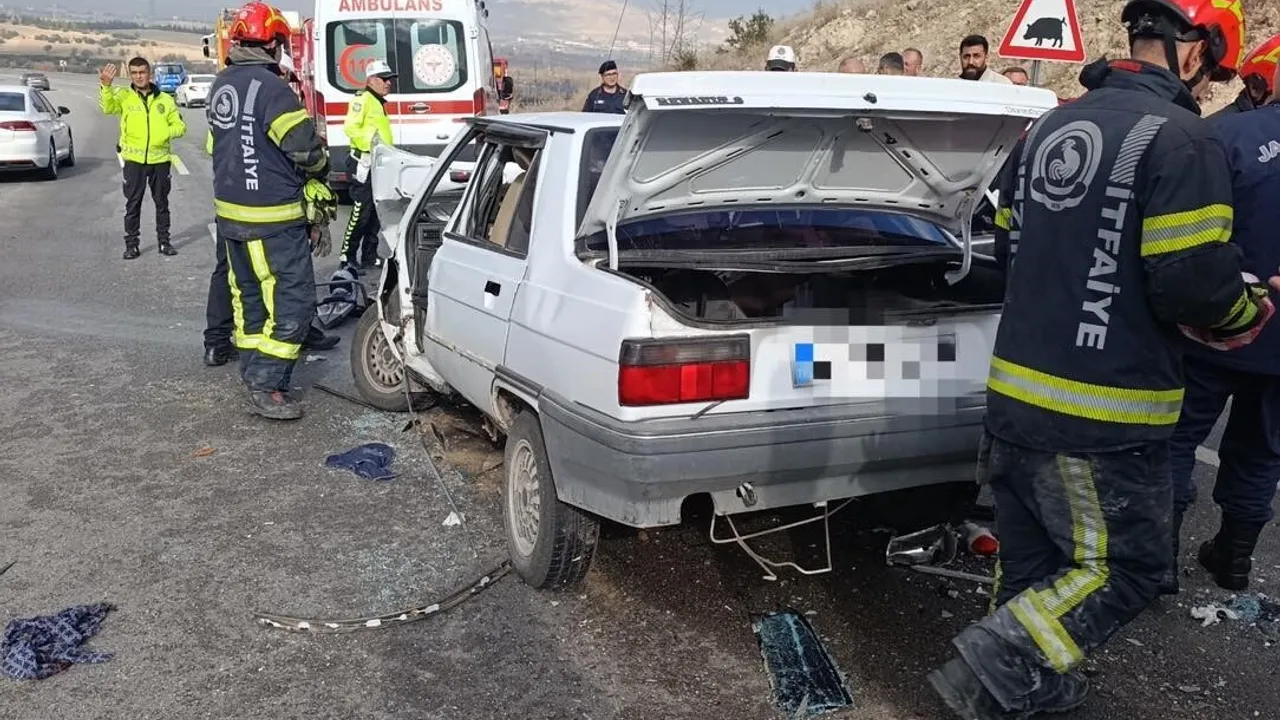 Denizli'de kamyona arkadan çarpan otomobil hurdaya döndü: 1 ölü, 1 ağır yaralı