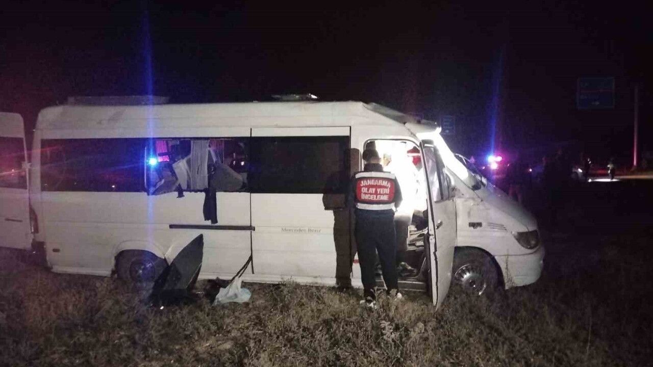 Denizli'de minibüs ile şehirlerarası yolcu otobüsü çarpıştı: 1 ölü, 13 yaralı