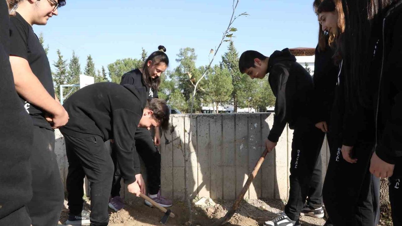 Denizli'de öğrenciler iklim değişikliğine dikkat çekti: Durmuş Ali Çoban Anadolu Lisesi'nde fidan dikimi