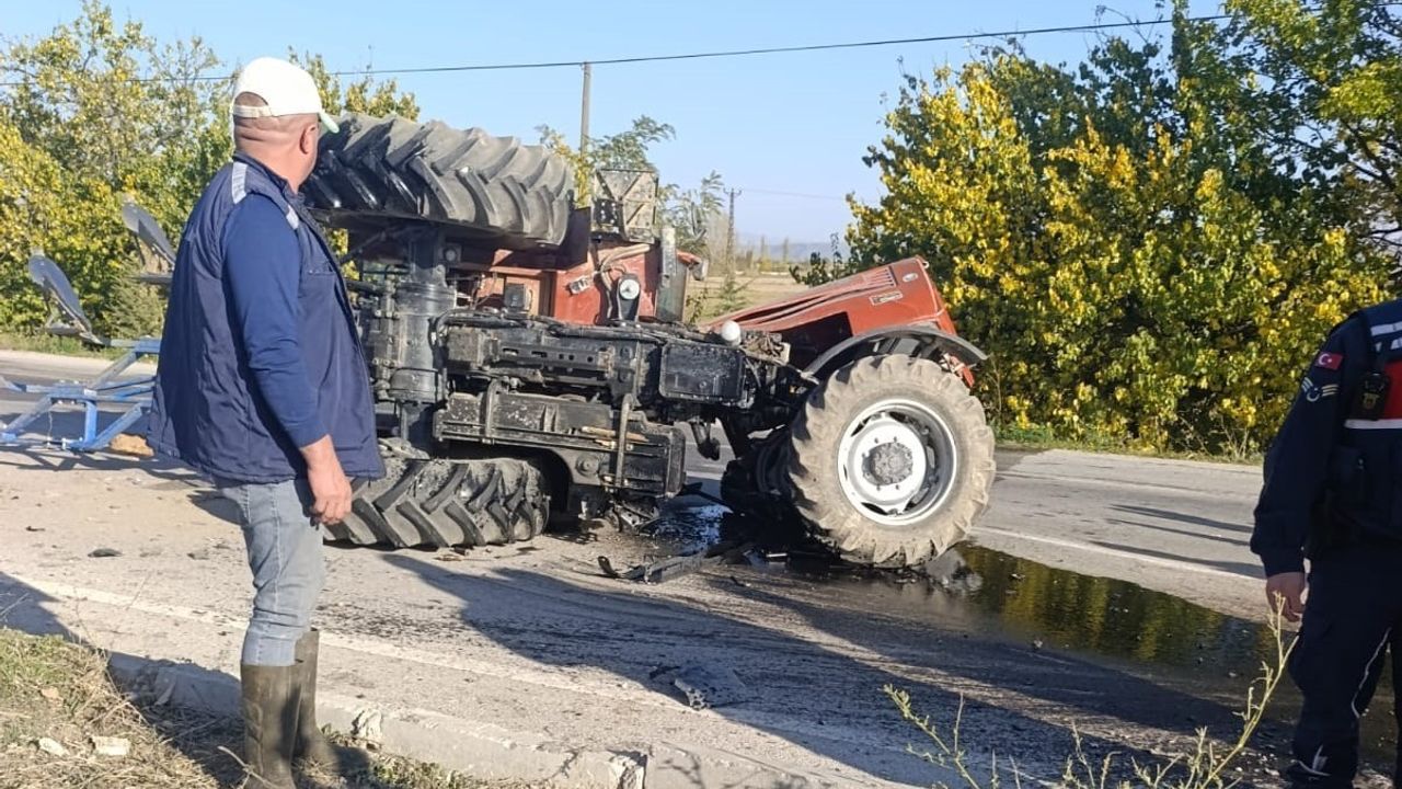 Denizli'de otomobil ile traktör çarpıştı: Traktör ikiye bölündü, iki kişi yaralandı