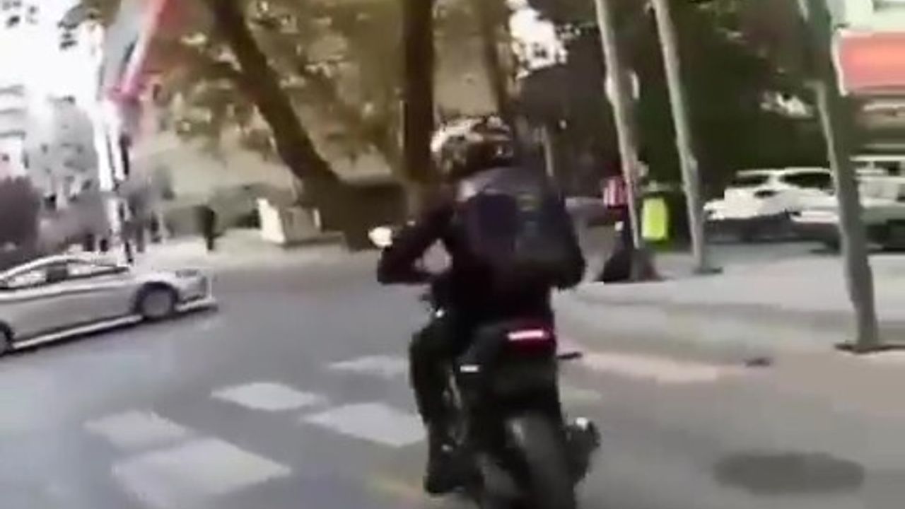 Denizli'de plakasını gizleyen motosiklet sürücüsü kask kamerasıyla yakalandı