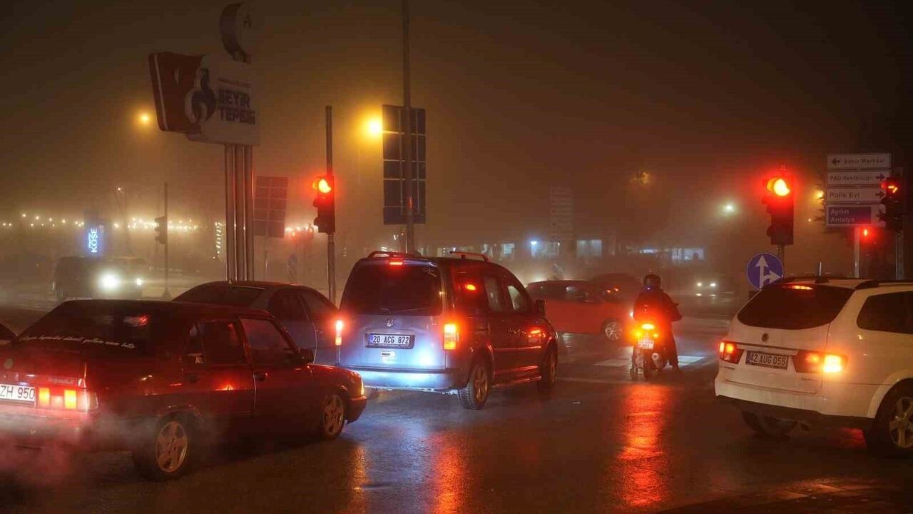 Denizli’de Sağanak Sonrası Yoğun Sis Görüş Mesafesini 10 Metreye Düşürdü