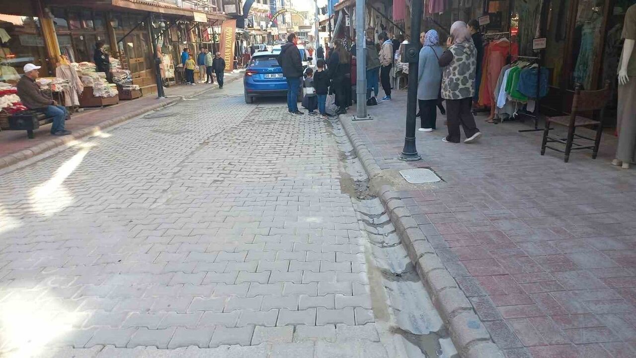 Denizli'de ters yönde ilerleyen otomobil yaya çarptı: 1 yaralı