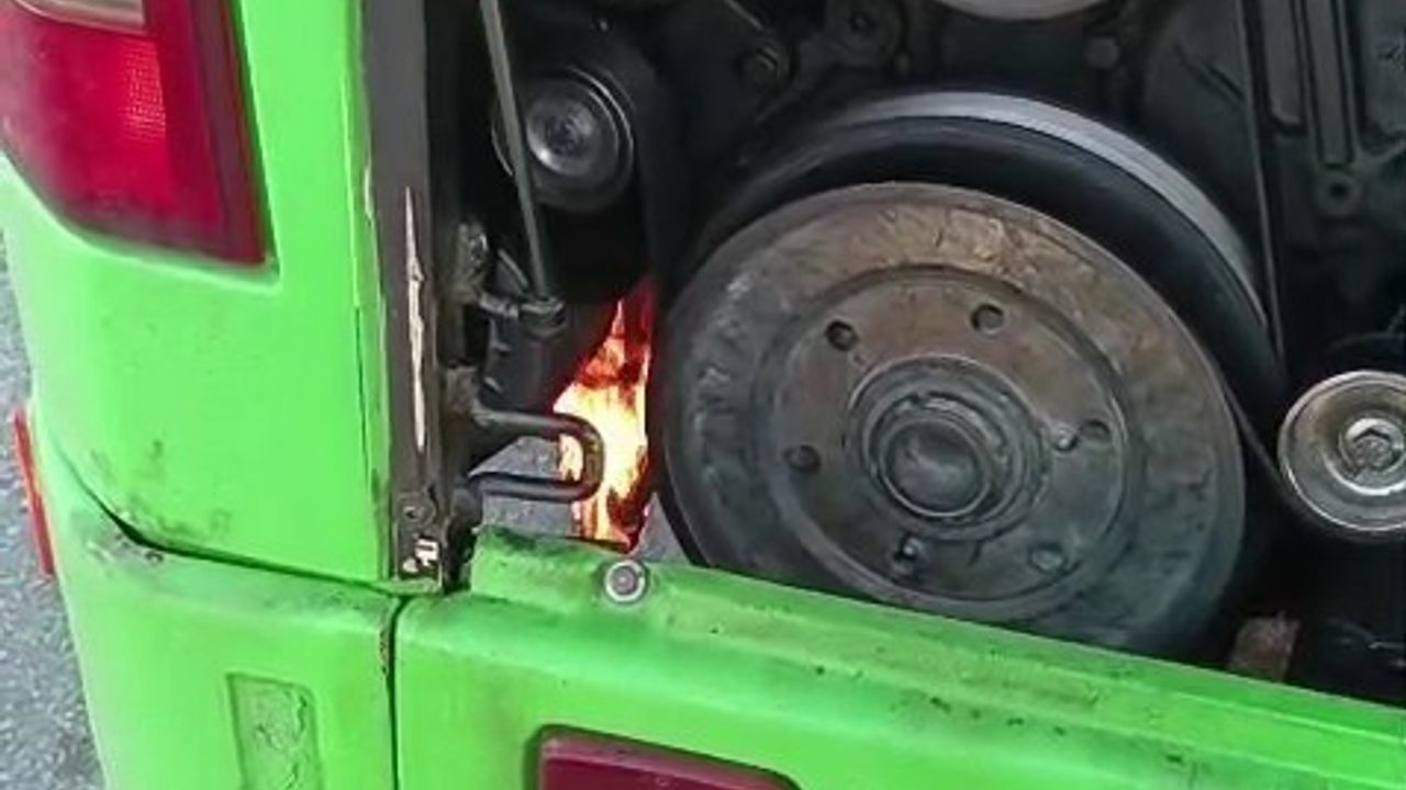 Denizli Merkezefendi'de halk otobüsünde çıkan yangın esnaftan temin edilen tüple söndürüldü