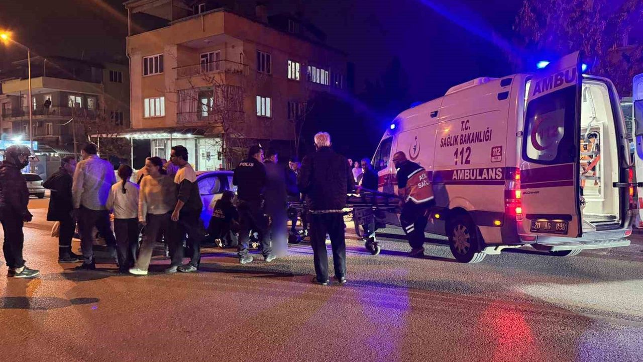 Denizli Merkezefendi'de kontrolsüz çıkan otomobil motosikletle çarpıştı: 1 yaralı
