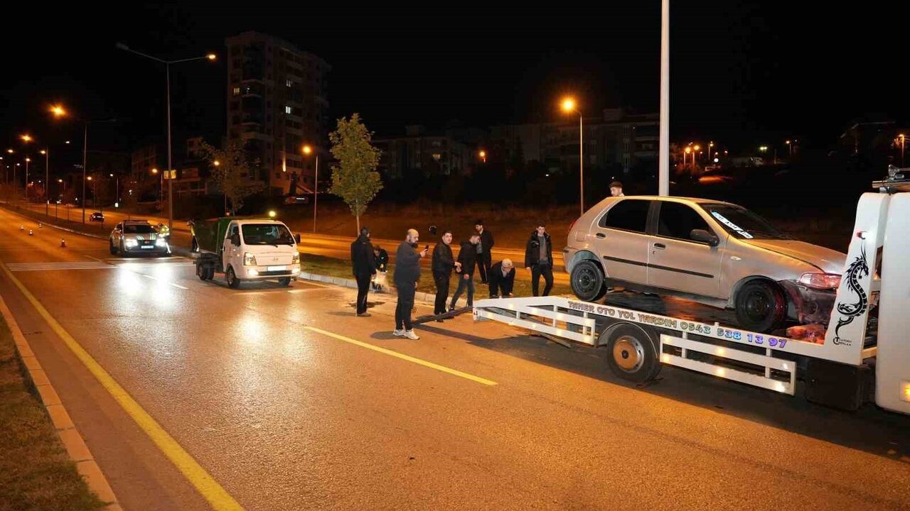 Denizli Pamukkale'de Kontrolden Çıkan Otomobil Refüjdeki 'Yavaş' Levhasına Çarptı