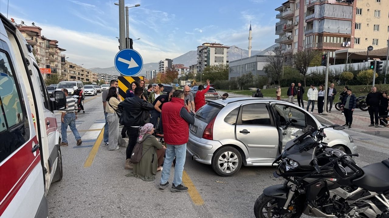 Denizli Pamukkale'de U dönüşü yapan otomobil ile motosiklet çarpıştı: 4 yaralı