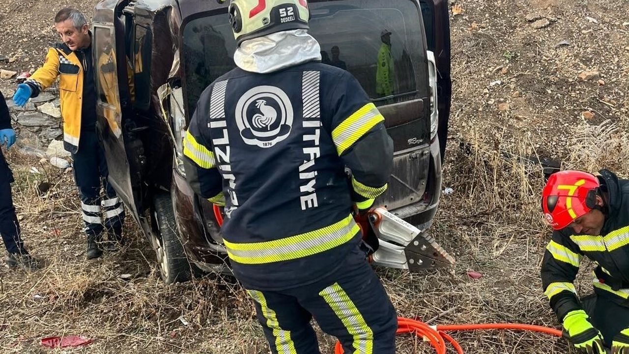 Denizli Tavas’ta Yoldan Çıkan Otomobil Tarlaya Uçtu: 2 Kişi İtfaiye Tarafından Kurtarıldı