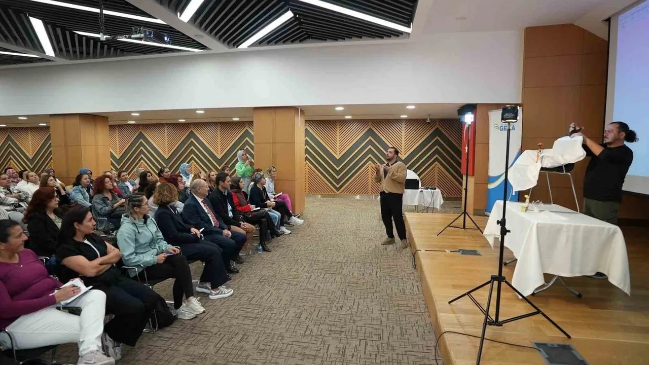 Denizlili kadın üreticilere telefonla ürün fotoğrafçılığı eğitimi