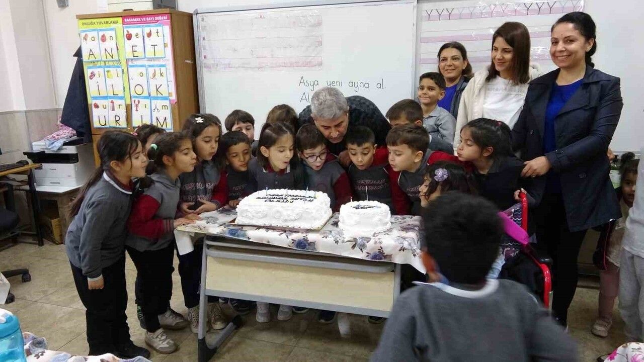 Depremde yaralarını öğrencileriyle sardı: Öğretmen Kadir Özer okuluna döndü