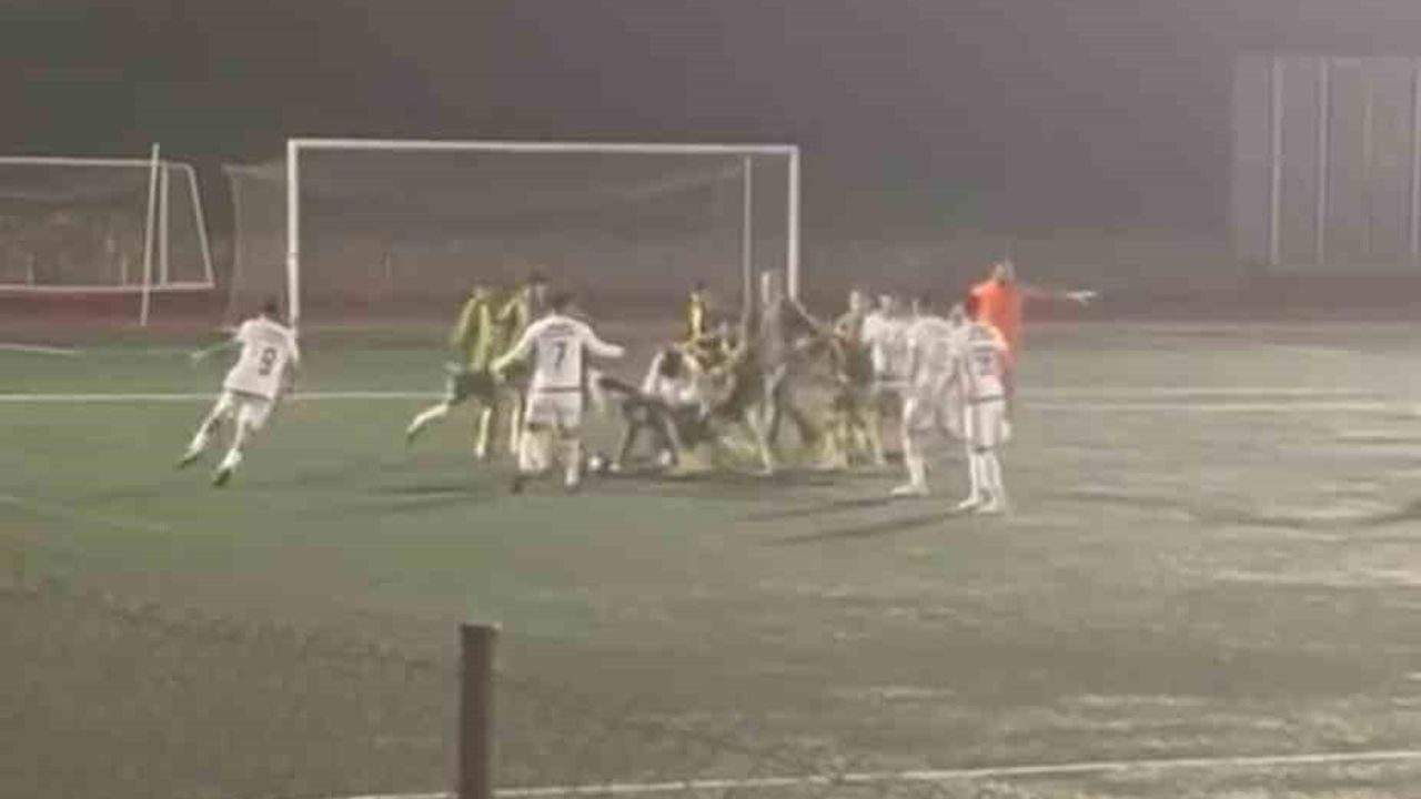 Derince'de amatör maçta gerginlik: Derince Birlik ile Beylikbağı Karadenizspor arasında saha içi kavga