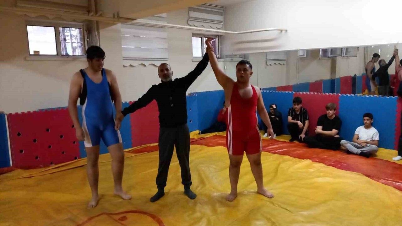 Develi'de liselerarası Ağırsıklet güreş müsabakaları: Muammer Kocatürk Lisesi derecelerle döndü