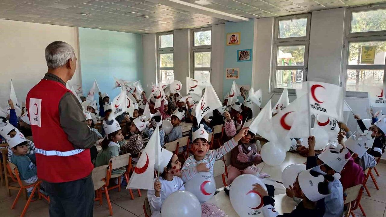 Dicle'de Kızılay Haftası: Anaokulunda Bilinçlendirme ve Hediyeler