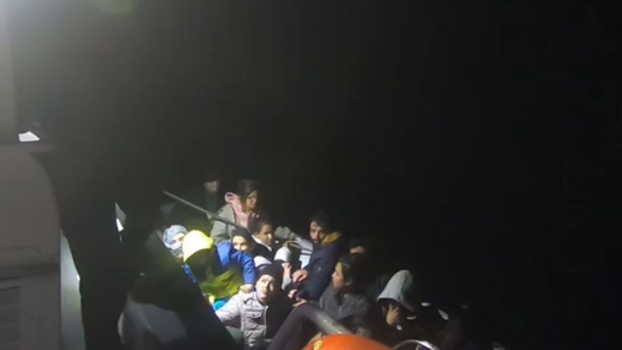 Didim açıklarında 10'u çocuk 30 düzensiz göçmen kurtarıldı, 2 şüpheli yakalandı