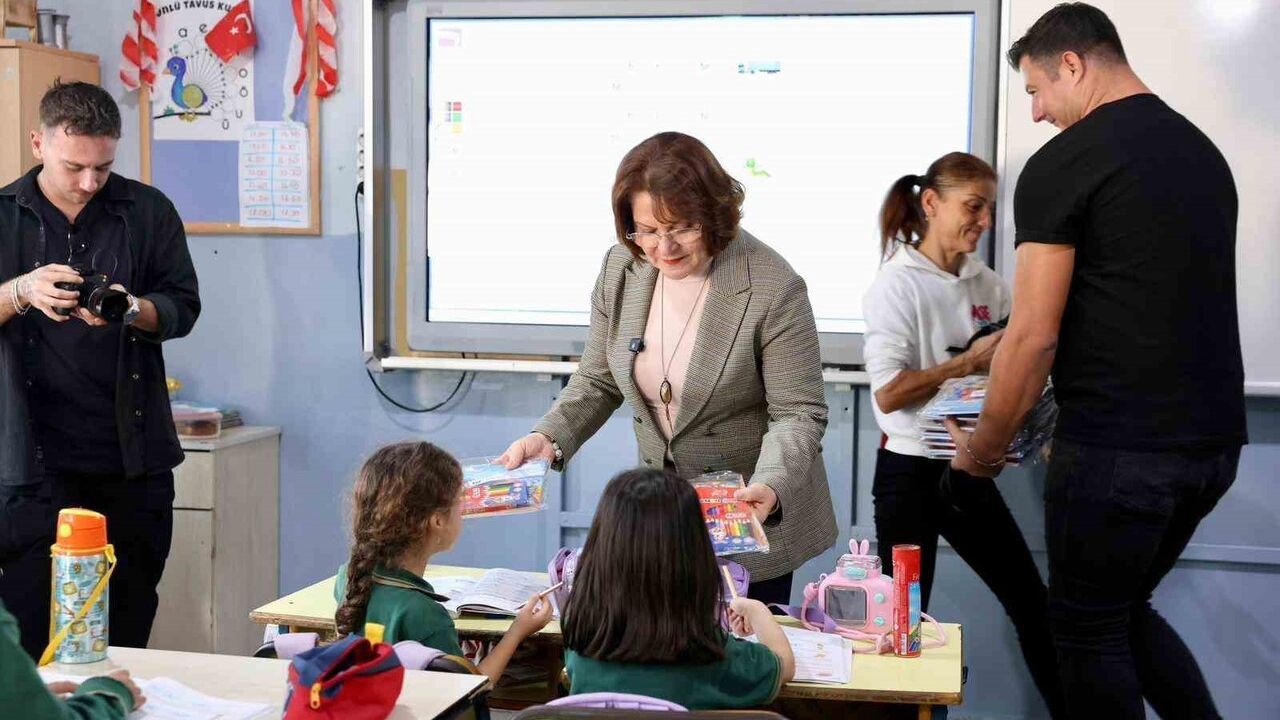 Didim Belediyesi 'Didim’in Renkleri' boyama kitabını miniklere dağıtıyor