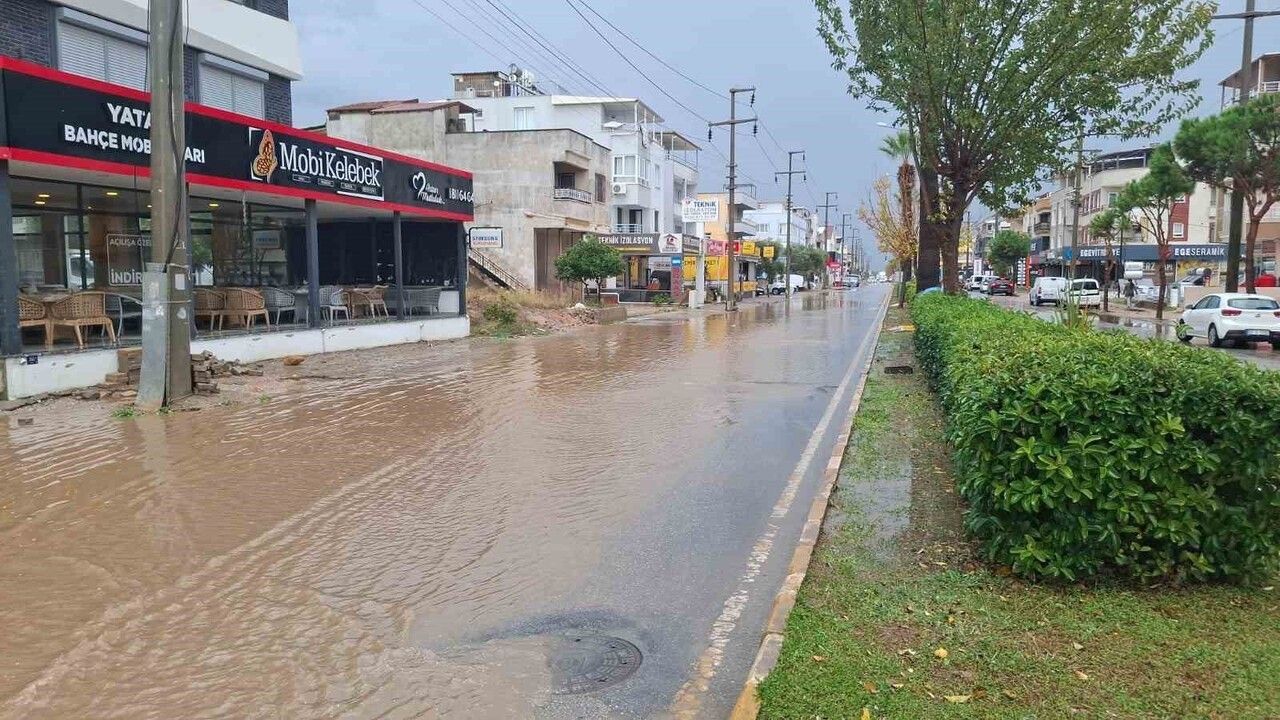 Didim'de sağanak yağış günlük yaşamı olumsuz etkiledi