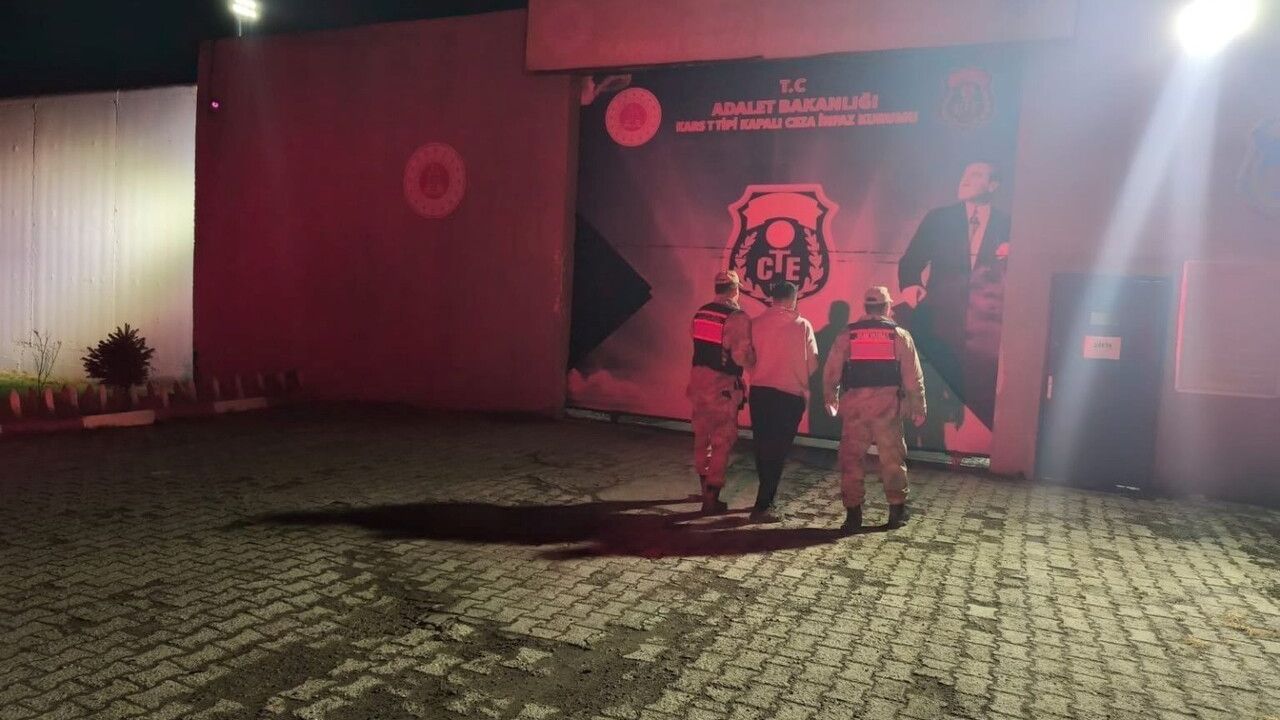 Digor'da aranan şüpheli yakalandı: Bilişim sistemiyle dolandırıcılıktan 5 yıl hapis