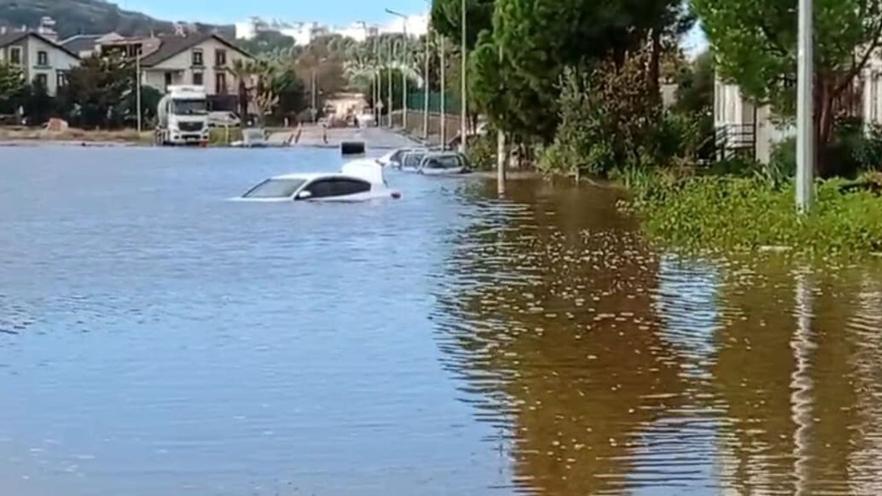 Dikili’de Sağanak Etkisi: Yollar Göle Döndü, Park Halindeki Araçlar Su Altında Kaldı