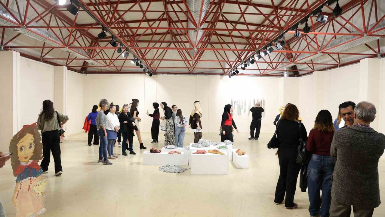 Dilek Toran'ın 'Çocukluk Düşleri' sergisi Müfide Kadri Sanat Galerisi'nde