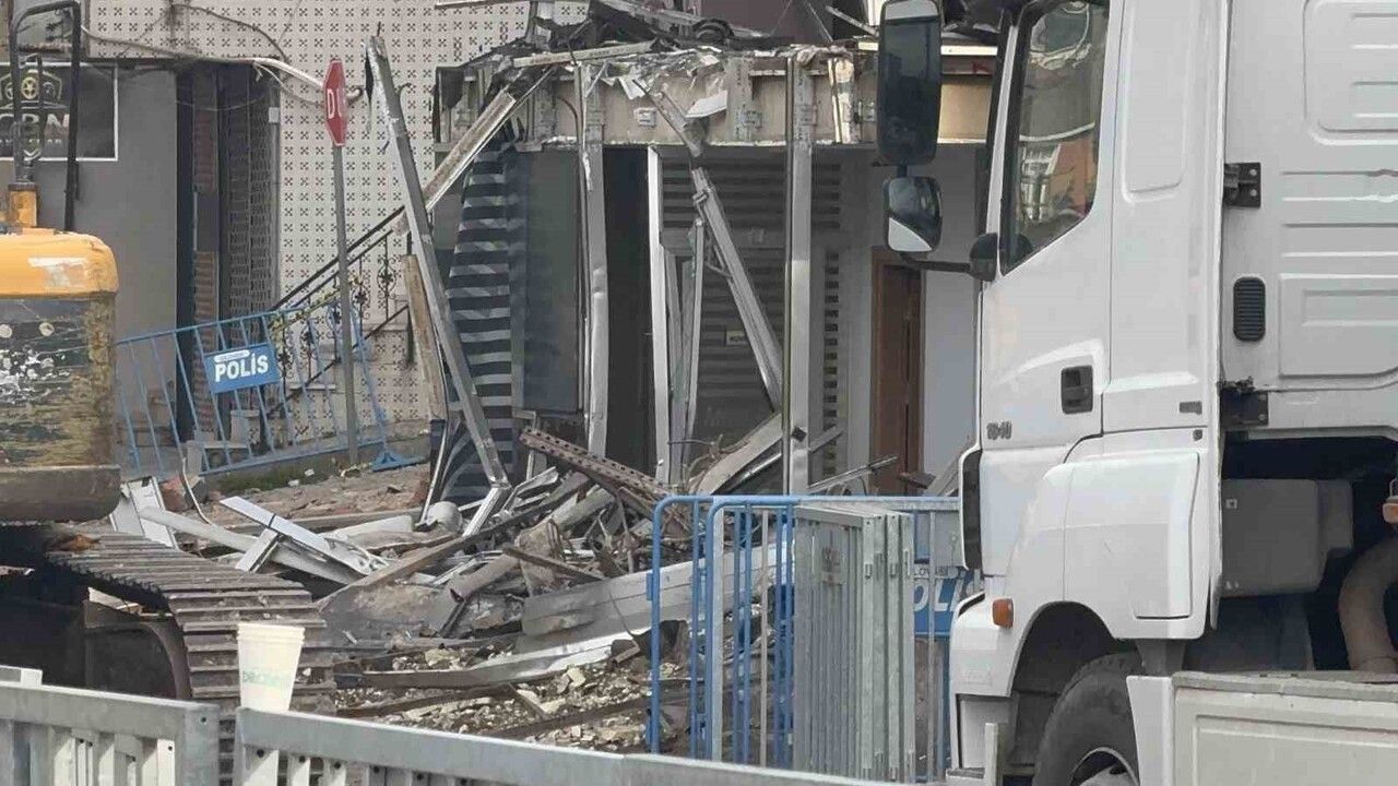 Dilovası'nda 7 işçinin yaşamını yitirdiği parfüm dolum tesisinin yıkımına başlandı