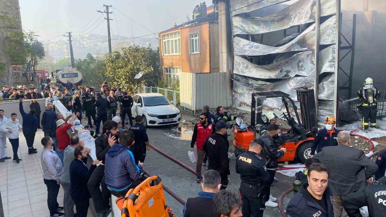 Dilovası'nda parfüm dolum tesisinde yangın: İçeride işçilerin olduğu bildirildi