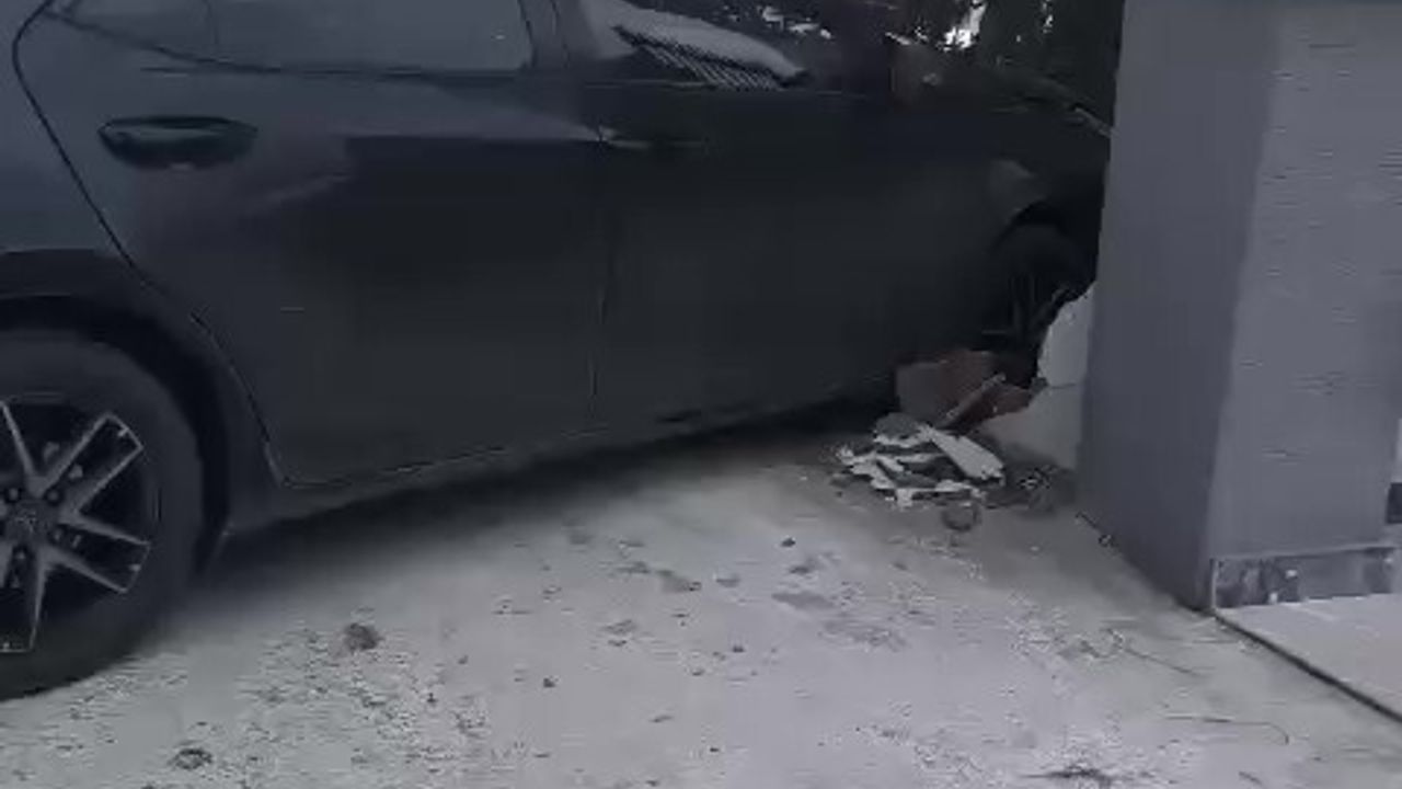 Dilovası'nda Park Halindeki Otomobil El Freni Çekilmeden Kaydı, Bahçe Duvarını Yıktı