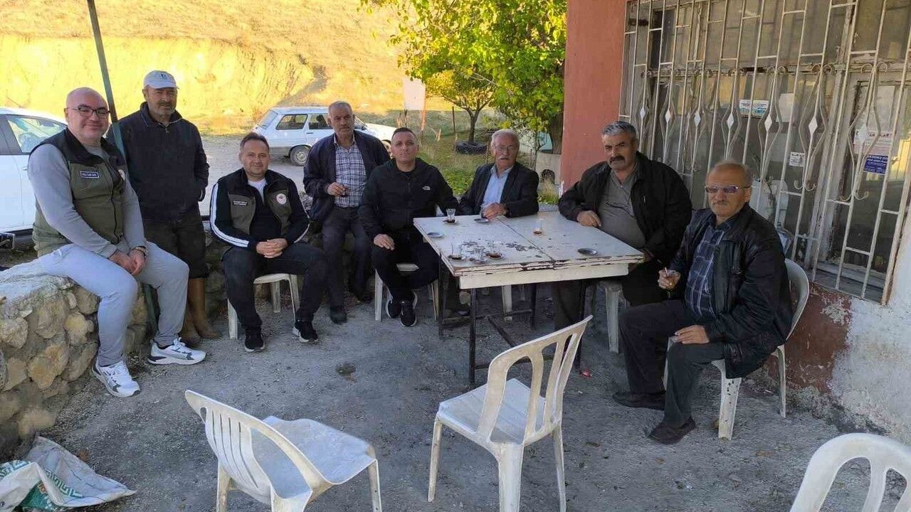 Dinar'da çiftçilere eğitim: Okçular ve Akçaköy'de hububat kontrolü, destekler ve şap hastalığı ele alındı