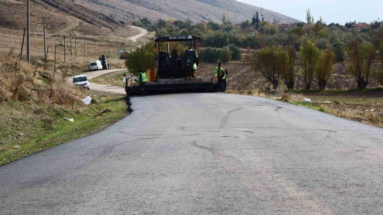 Dinar’da Uluköy-Akçaköy bağlantı yolunda sıcak asfalt çalışmaları başladı