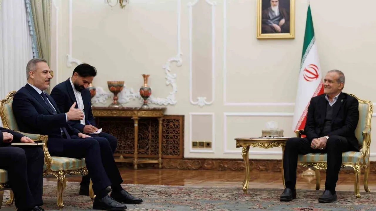 Dışişleri Bakanı Hakan Fidan, İran Cumhurbaşkanı Mesud Pezeşkiyan ile Tahran'da görüştü
